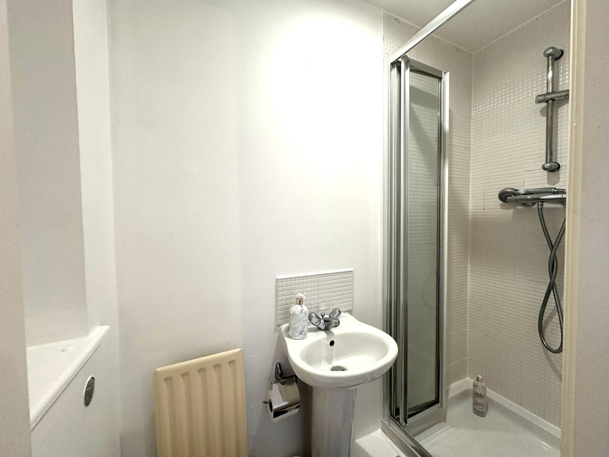גלאזגו Private Room With En-Suite And Parking In Shared Flat מראה חיצוני תמונה